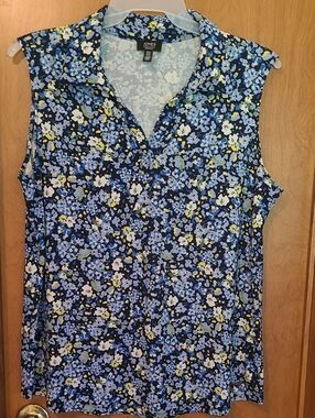 Jones New York Blue Floral Sleeveless V-Neck Top